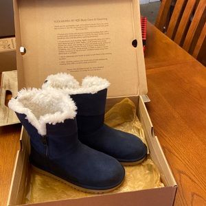 New in box Navy Blue Koolaburra by Ugg Boots size 6